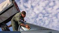 Freie Sicht durch die Frontscheibe Ein Soldat putzt die Frontscheibe eines Eurofighters.