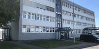 Viergeschossiger, moderner, grau-weißer Neubaublock