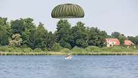 Ein Soldat landet am Fallschirm hängend im Schwielowsee