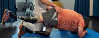 Zentrum für Sportmedizin der Bundeswehr in Warendorf Physiotherapeut betreut einen mehrfach amputierten Patienten