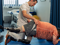 Zentrum für Sportmedizin der Bundeswehr in Warendorf Physiotherapeut betreut einen mehrfach amputierten Patienten