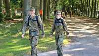 Lemele-Marsch Miriam Altfelder und ein Kamerad marschieren in den Niederlanden. Im Hintergrund ist der Wald zu sehen.