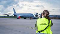 Miriam Altfelder wurde selbst beim Fotografieren eines Flugzeugs fotografiert.