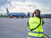 Fotosoldatin Miriam Altfelder wurde selbst beim Fotografieren eines Flugzeugs fotografiert.