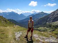 Wandern in den Dolomiten Miriam Altfelder steht in den Dolomiten. Im Hintergrund sind die Berge zu sehen.