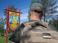 Am Polarkreis Michael Westphal steht vor einem Schild, das den Arctic Circle anzeigt.
