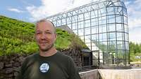 Vorm Arktikum in Rovaniemi Michael Westphal steht vor dem Arktikum in Rovaniemi