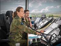 Auf dem Tower Zwei Soldaten in einem Tower auf einem Flugplatz.