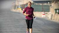 Eine Frau beim Marathonlauf.