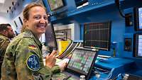Eine Soldatin im Radar-Raum.