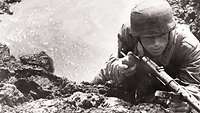 Leichtbewaffneter Fallschirmjäger in einem Granattrichter am Monte Cassino, Frühjahr 1944.