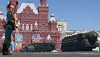 Russische mobile Topol-M-Interkontinentalraketen während der Siegesparade in Moskau. 