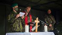 Pfarrer mit Soldatin am Altar