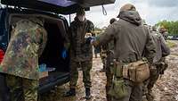 Soldat verteilt Donuts an Kameraden.