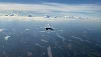 Eine F-18A Hornet stößt bei der Übung Arctic Challenge 2021 Flares aus