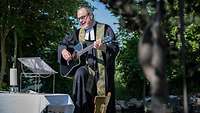 Militärpfarrer Gunther Wiendl begleitete den Gottesdienst musikalisch an der Gitarre