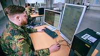 Ein Soldat vor einem Computer