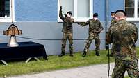 Vier Soldaten ziehen die neue Glocke in den Gloclenturm