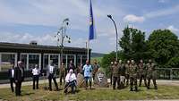 Ein Gruppenfoto der Dame und der Soldaten.