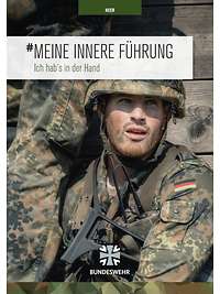 Ein Soldat hebt einen anderen Soldaten auf ein Hindernis, darüber der Schriftzug Meine Innere Führung.