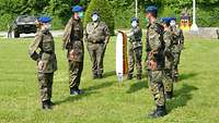 Soldatinnen und Soldaten stehen zum Treuebekenntnis an der Truppenfahne