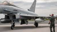 Soldat vor Eurofighter, der Piloten Handsignal gibt