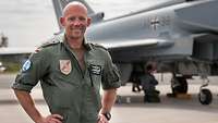 Hauptfeldwebel Meder vor dem Eurofighter Soldat steht vor Eurofighter.