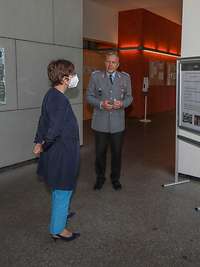 Der Lehrgangsleiter des internationalen Lehrganges stellte der Verteidigungsministerin das Lehrgangskonzept dar