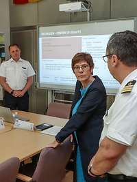 Die Verteidigungsministerin Kramp-Karrenbauer befindet sich in einem Hörsaal