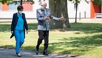 Generalmajor Kohl und Kramp-Karrenbauer gehen zum nächsten Programmpunkt