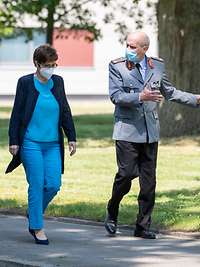 Generalmajor Kohl und Kramp-Karrenbauer gehen zum nächsten Programmpunkt