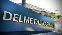 Der Schriftzug „Delmetal-Kaserne“ vor der Hauptwache der Liegenschaft in Delmenhorst.