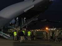 Die Mühe lohnt sich Aus einer geöffneten Klappe eines Transportflugzeuges A400M steigen Soldatinnen und Soldaten aus.