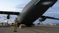 Ein Soldat steht in Tiflis, Georgien, vor einem A400M.