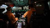 Zwei Soldaten sitzen im Cockpit eines A400M.