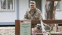 Ein Soldat vor einem Unterkunftscontainer der libanesischen Marineschule