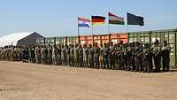 Angetretene Soldaten Seite an Seite mit anderen Nationen