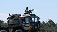 LKW mit Maschinengewehr
