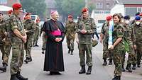 Bischof Dr. Helmut Dieser, Pastoralreferentin Maike Seelhorst, und Soldaten im Gespräch
