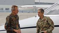 Der Amtschef des Luftfahrtamtes, Generalmajor Dr. Kuebart (links), empfängt Lieutenant General Basham am Flughafen Köln-Bonn.