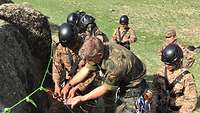 Soldaten üben in Kletterausrüstung im mongolischen Gebirge.