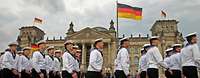 Soldaten der Marine marschieren vor dem Reichstagsgebäude in Berlin