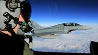 Ein Pilot im Cockpit eines Eurofighters vom Taktischen Luftwaffengeschwader 73 Steinhoff.