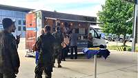 Soldaten bei Gesprächen an einem Food Truck