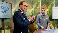 Protagonisten bei der Roadshow Zwei Soldaten stehen vor der Kamera. Einer gestikuliert