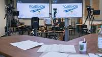 Der Blick in einem Studio in die Kameras und Monitore