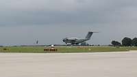 Ein Transportflugzeug landet auf einem Flughafen