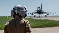 Soldat an Halteposition wartet auf Eurofihgter.