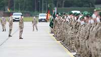 Soldaten stehen angetreten auf dem Flugplatz