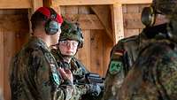 Soldaten besprechen sich vor dem Schießen.